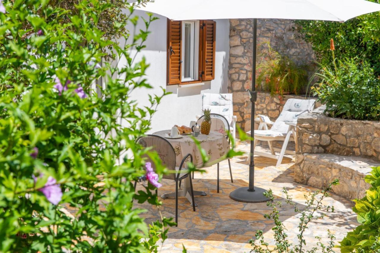 Apartments Jelena Supetar - Four Apartments - A Small House With A Private Yard - Two-Room Apartment With A Sea View - Studio Apartment - Two-Room Apartment With Garden View- Free Parking Exterior foto