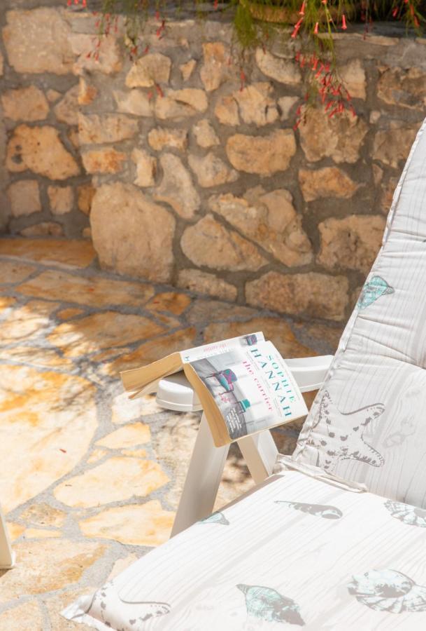 Apartments Jelena Supetar - Four Apartments - A Small House With A Private Yard - Two-Room Apartment With A Sea View - Studio Apartment - Two-Room Apartment With Garden View- Free Parking Exterior foto